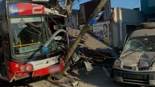 Un colectivero se descompensó, perdió el control y chocó en Lanús: hay 9 heridos