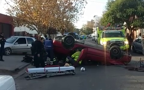 Una mujer chocó contra un auto estacionado, volcó y tuvo que ser rescatada por bomberos