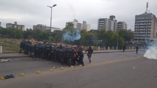 Incidentes en Jujuy: manifestantes atacan la Legislatura y se enfrentan a la Policía