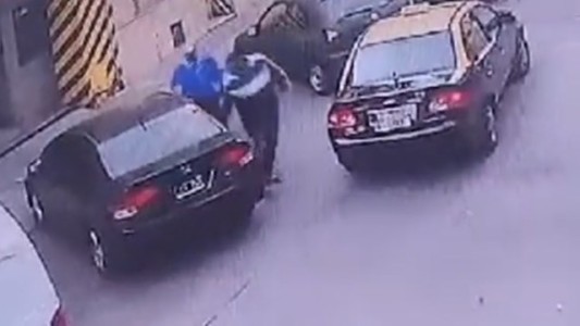 Quiso estacionar en la cochera y se la habían tapado: rayó el otro auto, quedó grabado y lo atraparon