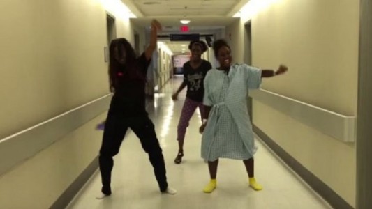 Baila hip hop con sus amigas para inducir el parto