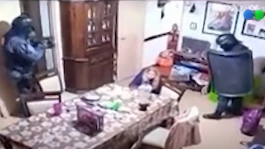 Video: el terror de una familia cuando la Policía allanó su casa por error