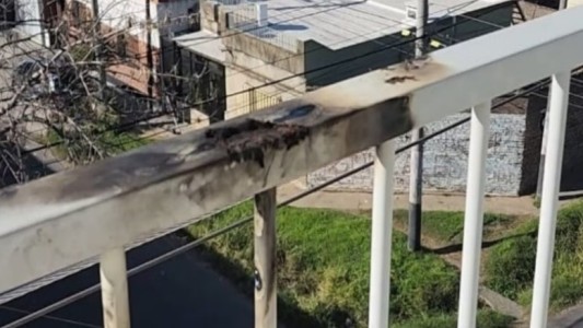Se apoyó en la baranda del balcón y se electrocutó