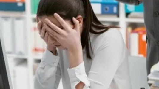 "Discriminación por maternidad": condenaron a una empresa por el despido de una mujer