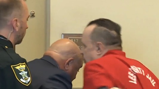 Video: lo condenaron a muerte y golpeó a su abogado en pleno tribunal