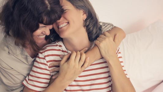 La Defensoría del Pueblo autorizó a una prepaga la cobertura de fertilización asistida a una pareja de mujeres