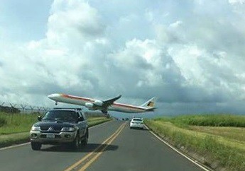 Costa Rica: el avión que aterrizó rozando los autos de una ruta