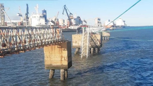 Cuatro personas cayeron al agua tras colapsar una pasarela en un sector del puerto bahiense