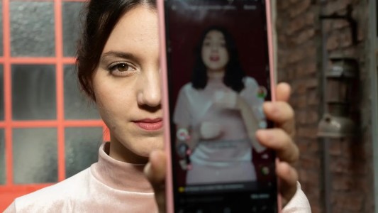 Tiene trastorno bipolar y concientiza en TikTok: "Salir del closet de la salud mental se puede"