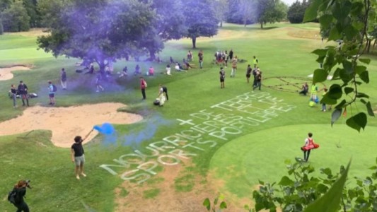 España: activistas tapan hoyos de campos de golf para denunciar el "despilfarro de agua"