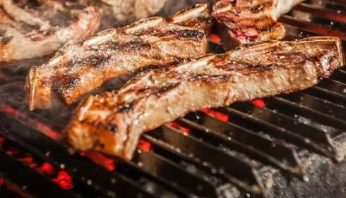 Anuncian tres días de "asadazo" a precios populares en el barrio porteño de Villa Crespo