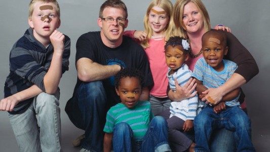 La historia detrás del hombre que creó curitas para cada color de piel