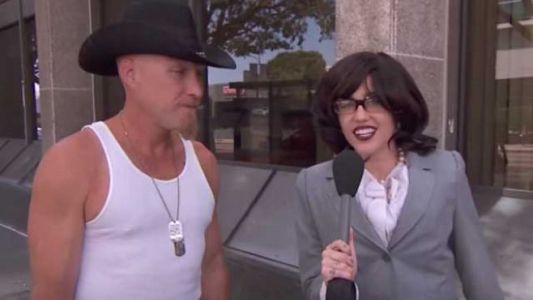 Miley Cyrus se "camufló" de periodista y salió a hacer notas a la calle