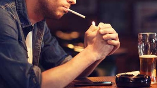 Se volcó una bebida alcohólica mientras encendía un cigarrillo, se prendió fuego y murió