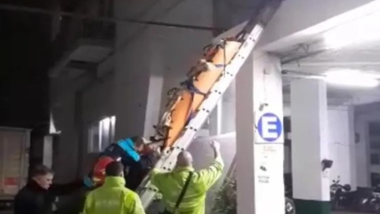 Está grave un ladrón que entró a robar en un departamento y cayó por la ventana