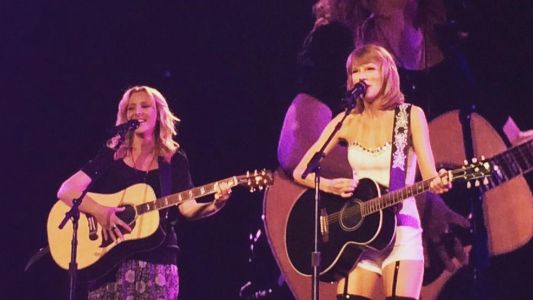 Taylor Swift invitó a Lisa Kudrow al escenario para cantar "Smelly cat"