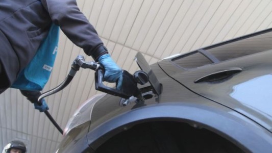 Las petroleras adelantaron una semana la suba del 4,5% en combustibles