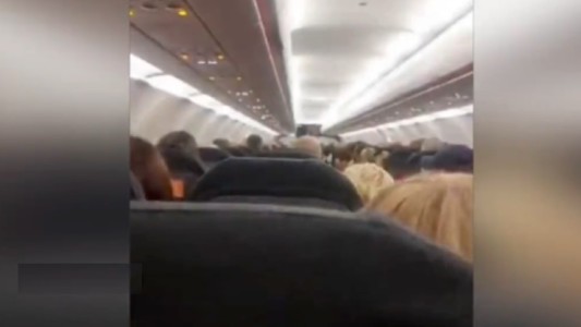"El avión está bastante pesado": hicieron bajar a 19 pasajeros para poder partir