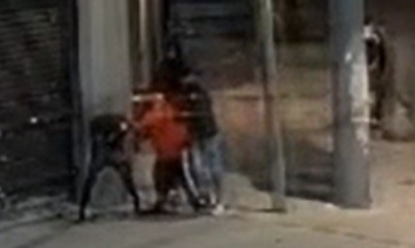 Patota golpeó y le robó a un chico de 13 años cuando iba a al escuela: volvieron y le devolvieron la mochila