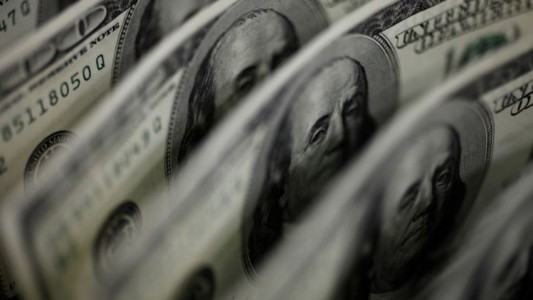 El dólar blue cerró a $498 y marcó un nuevo récord