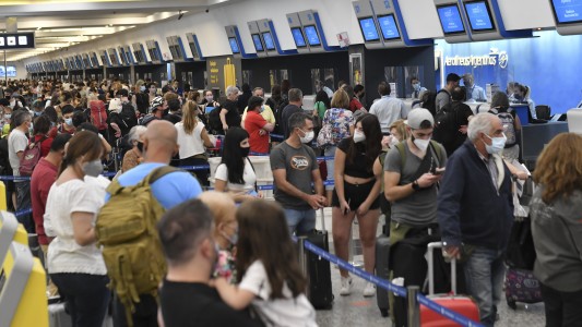 Tras el paro de maleteros, siguen las demoras en los vuelos de Aeroparque