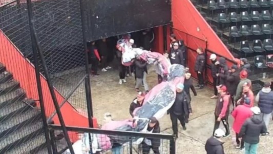 Un video compromete al presidente de Newell’s por ayudar a “Los Monos” con la bandera de la despedida de Maxi Rodríguez