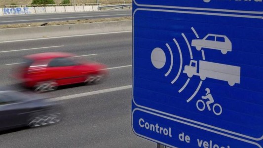 Condujo a más de 400 km/h y recibió la multa más cara del mundo