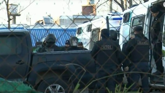 Motín en una comisaría de Ituzaingó: trasladan a detenidos que retuvieron a policías mujeres