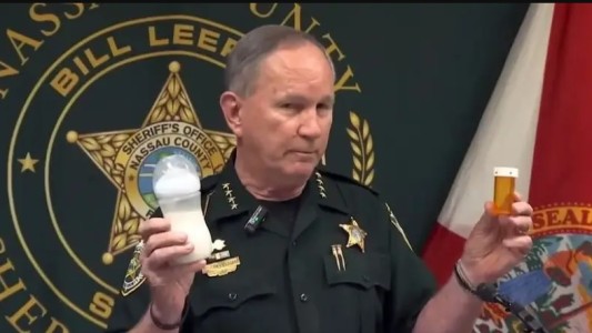 Para hacer dormir a su bebé, le puso droga en la mamadera y lo mató