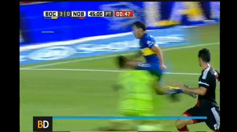 El rodillazo de Tevez al arquero de Newells