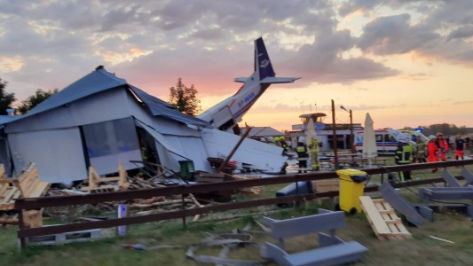 Tragedia en Polonia: una avioneta cayó en picada, se incrustó en un hangar y mató a cinco personas
