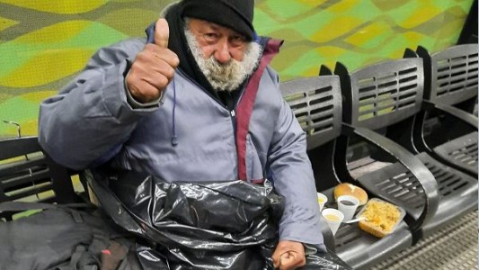 Recolectan sachets vacíos para hacer protectores aislantes para personas en situación de calle
