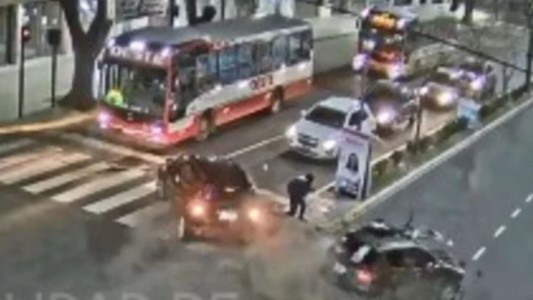 Cruzaba por la senda peatonal y dos autos chocaron frente a ella: a un metro de la tragedia