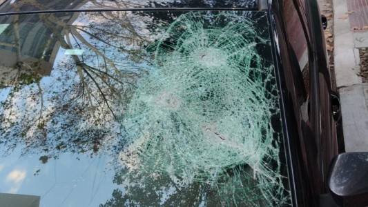 Imputaron a un hombre por daños y amenazas tras golpear con un hacha el auto que chocó su vehículo