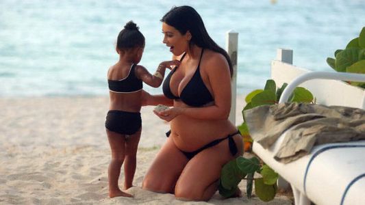 Kim Kardashian con bikini y pancita en las playas del Caribe