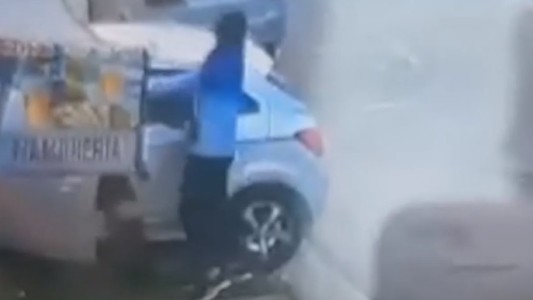 Video: una mujer echó al ladrón a cachetazos