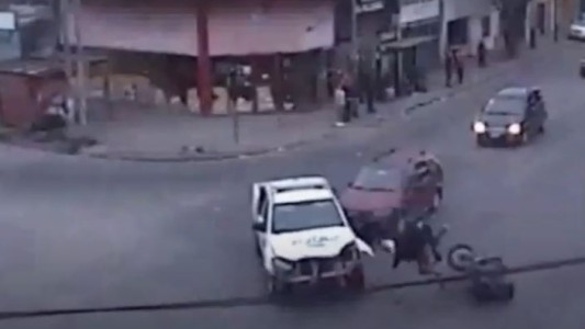 Video: persecución, tiros y un impactante choque para detener a dos motochorros en San Martín