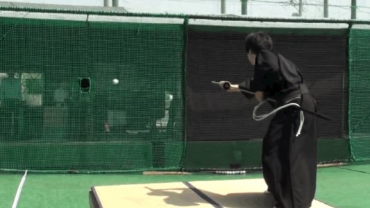 Samurai corta una pelota de béisbol al medio a una velocidad de 160 km por hora