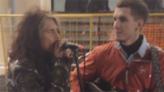 Steven Tyler canta a dúo con un músico callejero en Moscú