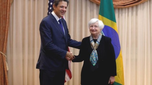 Brasil reduce la tasa de interés por primera vez en tres años