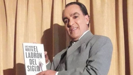 La 12 le regaló una camiseta a uno de los autores del Robo del Siglo