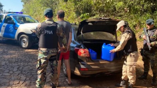 Detienen a un hombre que llevaba bidones con 60 litros de cocaína líquida en un auto en Misiones