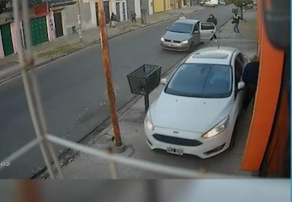 Video: Casi muere atropellada por un vecino que huía de un robo