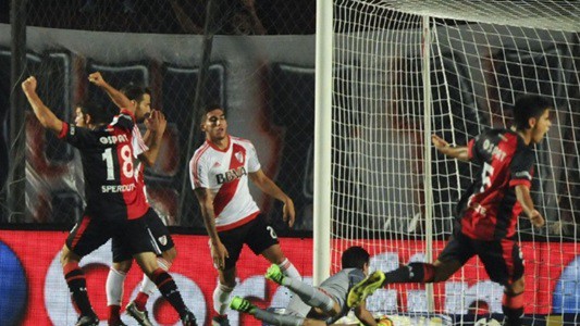 River improvisó su defensa y recibió una goleada en Santa Fe