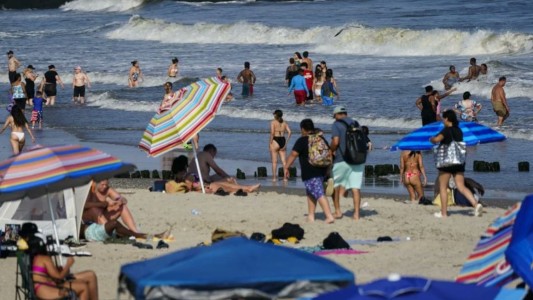 Una mujer fue atacada por un tiburón mientras nadaba en una playa de Nueva York