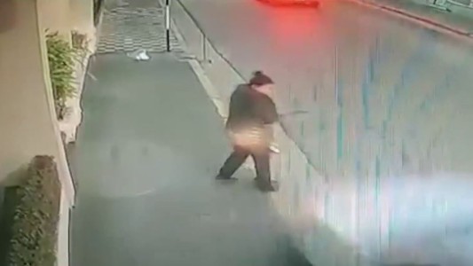 Impactante video: barría la vereda y un conductor alcoholizado la atropelló con su camioneta