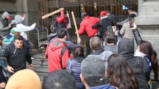 Constitución: caos, tensión e incidentes por un corte de casi tres horas en las vías del tren Roca