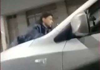 Relatos salvajes: Arrastró a un colectivero sobre el capot de su camioneta