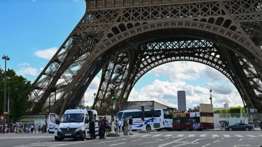 Dos turistas pasaron la noche en la Torre Eiffel: "estaban bloqueados debido a su alcoholización"