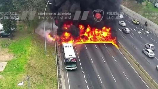 Video: impresionante incendio de un colectivo que circulaba por la General Paz